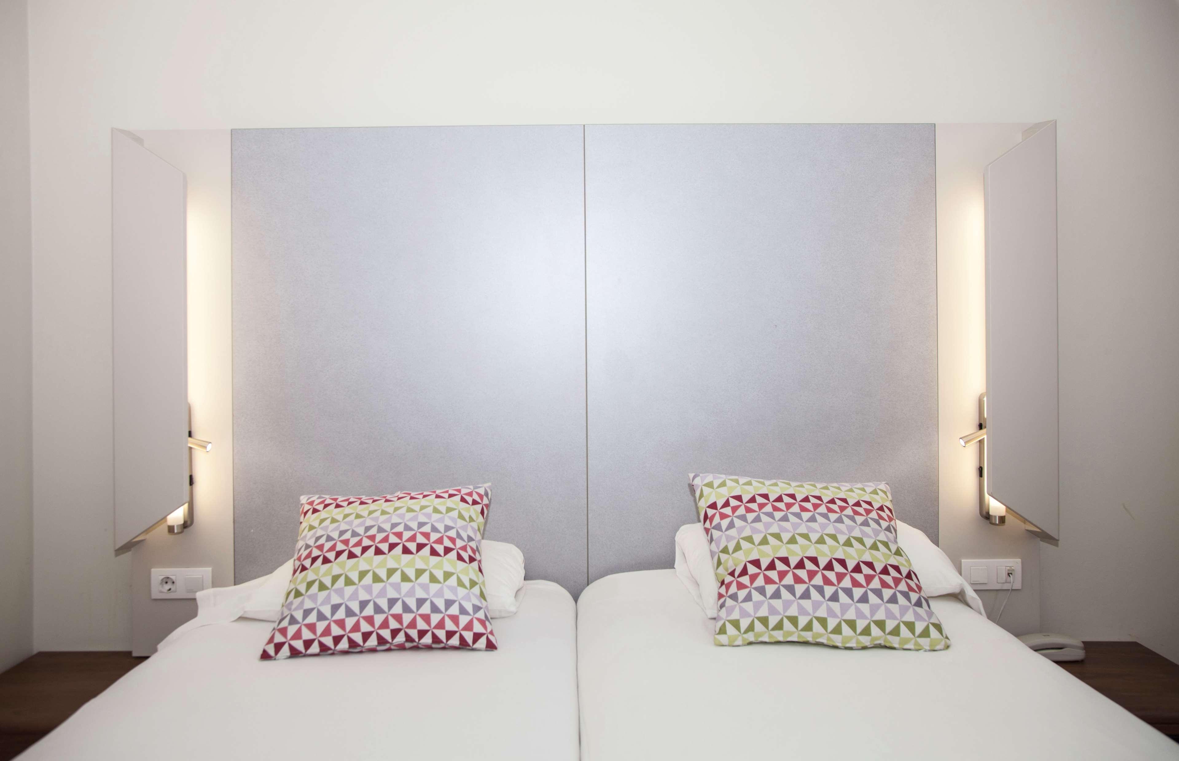 Travelodge Bcn Cornella Fira Корнелья де Лиобрегат Экстерьер фото