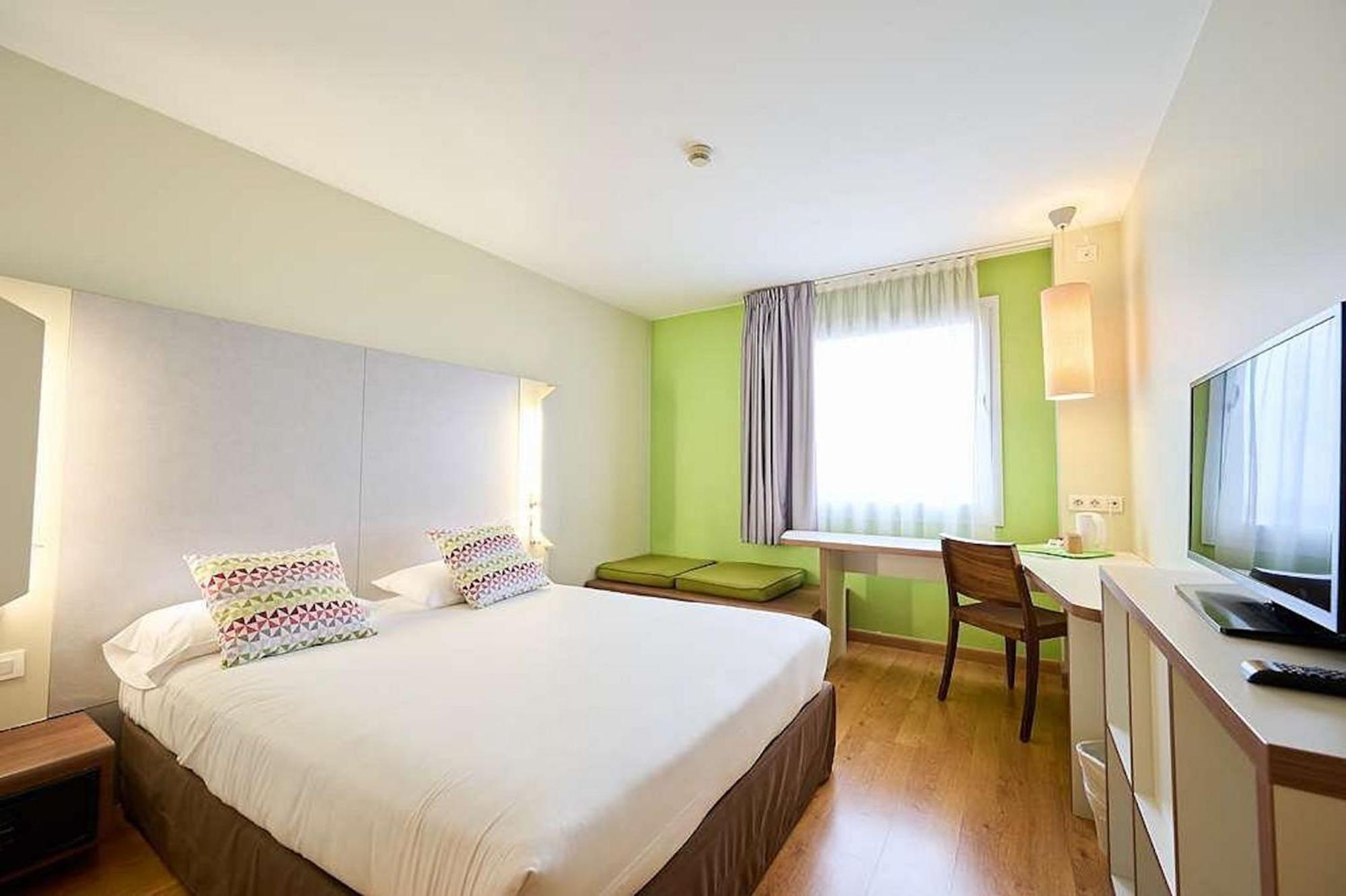 Travelodge Bcn Cornella Fira Корнелья де Лиобрегат Экстерьер фото