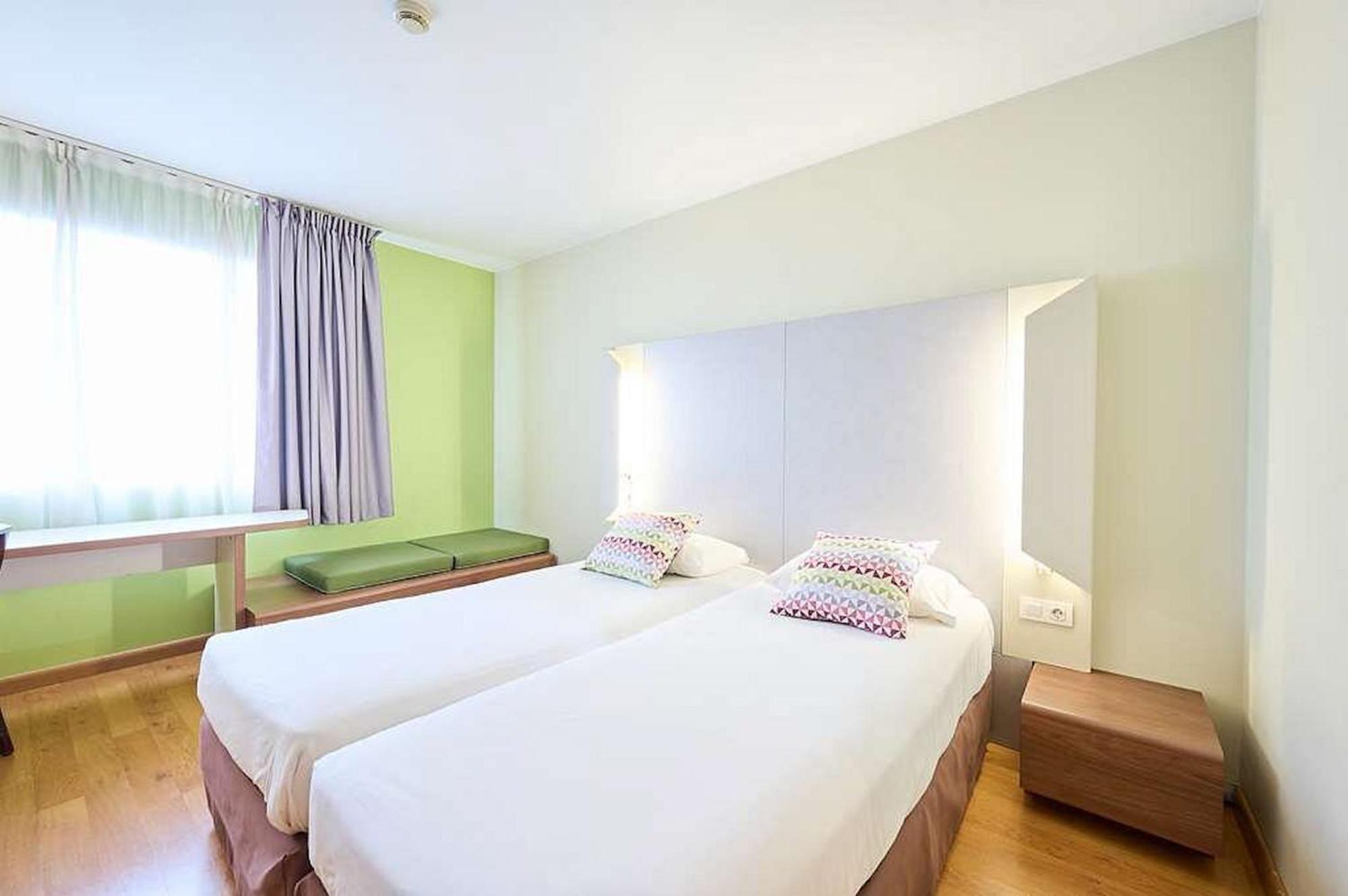 Travelodge Bcn Cornella Fira Корнелья де Лиобрегат Экстерьер фото