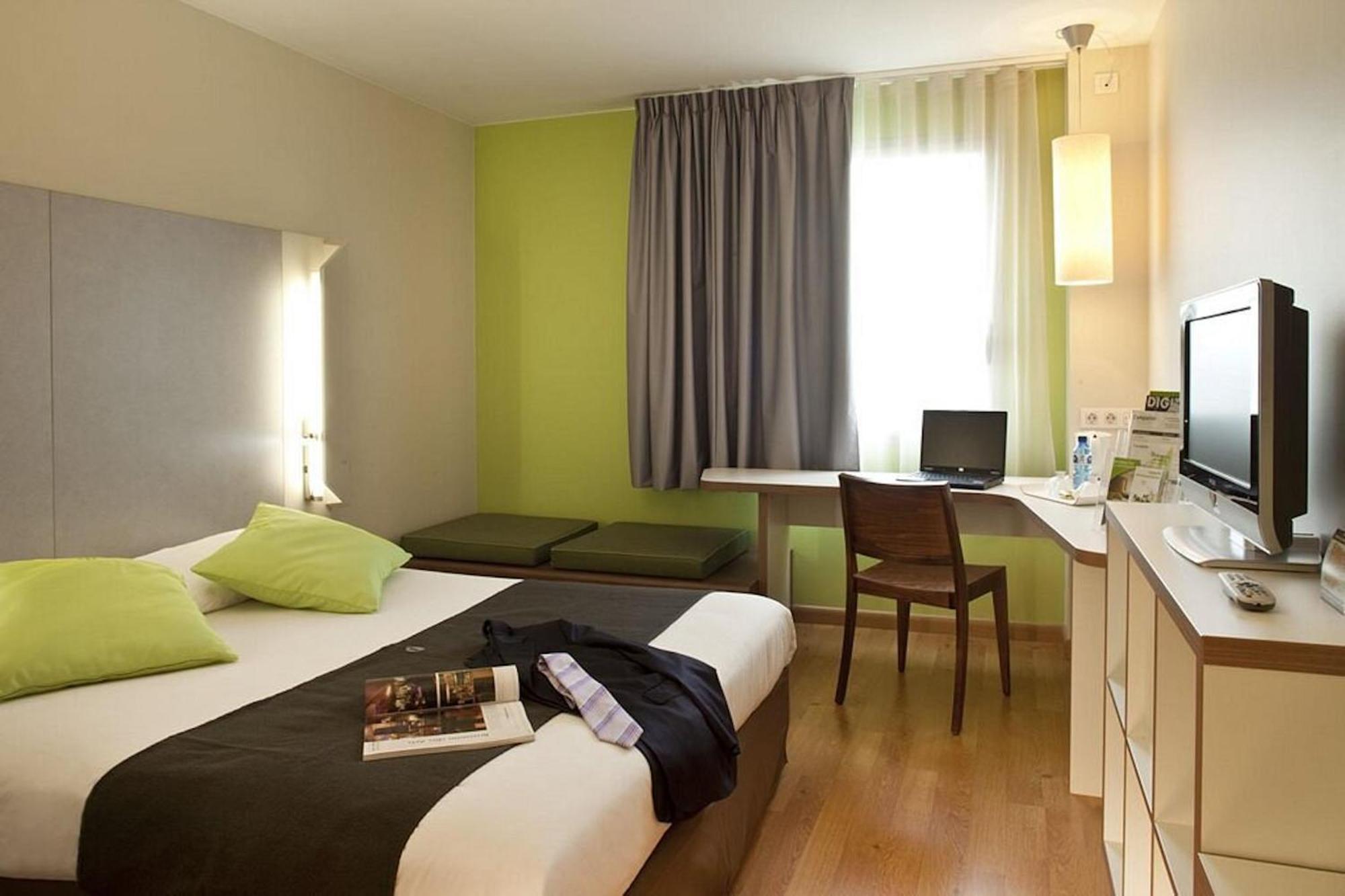 Travelodge Bcn Cornella Fira Корнелья де Лиобрегат Экстерьер фото