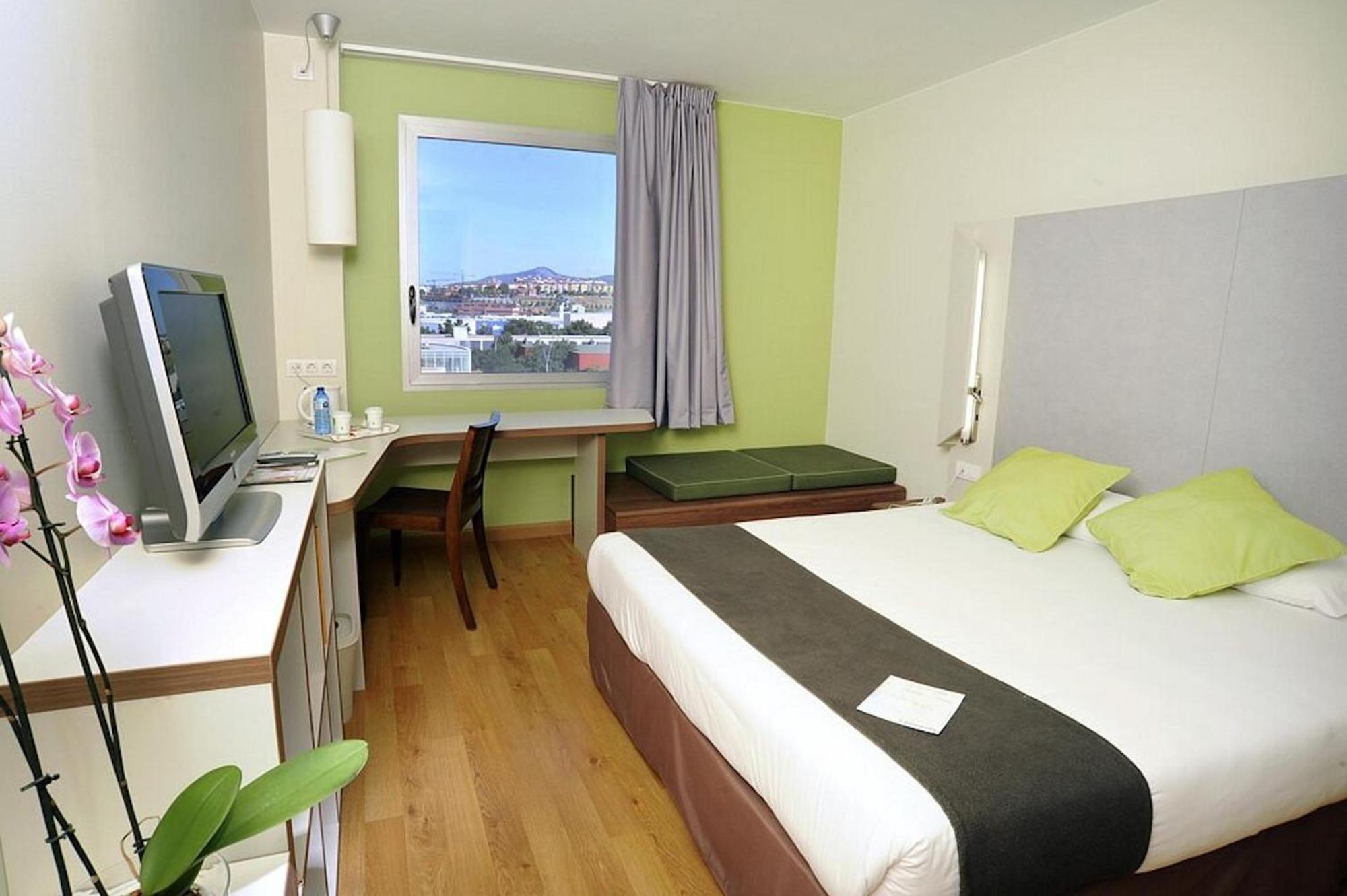 Travelodge Bcn Cornella Fira Корнелья де Лиобрегат Экстерьер фото